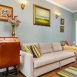 1br In The Center With Free Street Parking And Designated Workspace Apartament