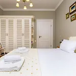 1br In The Center With Free Street Parking And Designated Workspace Apartament
