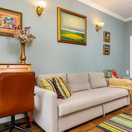1br In The Center With Free Parking And Designated Workspace Apartment